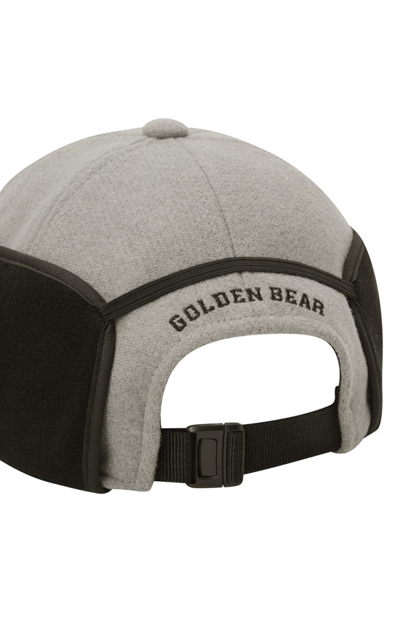 따뜻함과 스타일을 모두 갖춘 이어플랩 볼캡입니다. 베이지 컬러의 무지 디자인으로, 캐주얼, 미니멀, 클래식 등 어떤 스타일에도 잘 어울립니다. 겨울과 가을 시즌에 적합하며, 귀덮개 디테일이 있어 보온성을 높였습니다. 골프룩을 포함한 다양한 일상 코디에 활용하기 좋은 아이템입니다.
