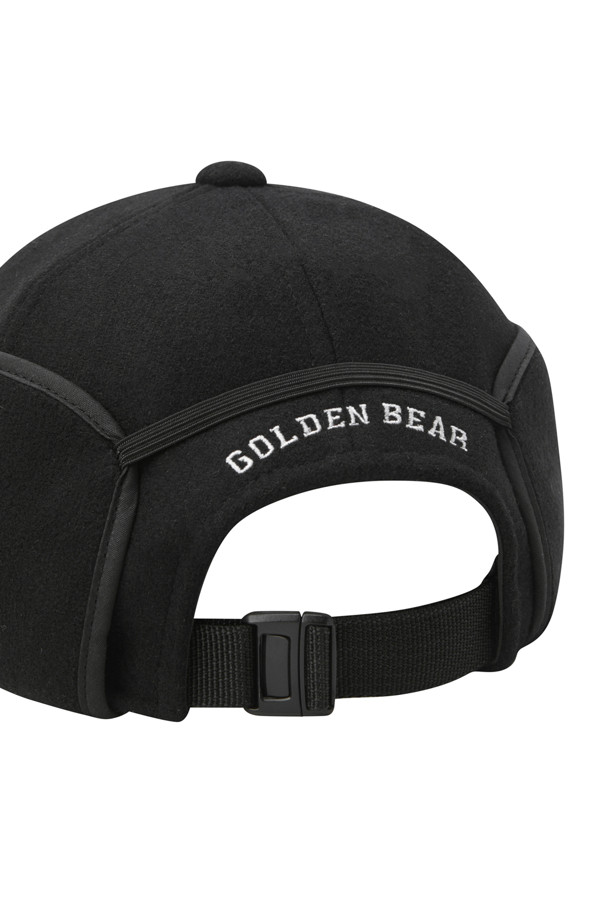 블랙 컬러의 이어플랩 볼캡입니다. 겨울, 가을 시즌에 착용하기 좋으며, 골프 및 일상생활에서 활용하기 좋습니다. 부드러운 폴리에스테르 소재로 제작되어 편안한 착용감을 선사하며, 깊은 모자 깊이와 일반 챙 넓이로 안정적인 핏을 제공합니다. 귀덮개 디자인과 로고 디테일이 돋보이며, 보온 기능과 사이즈 조절 기능으로 실용성을 더했습니다. 캐주얼, 클래식, 미니멀 스타일의 골프룩에 매치하기 좋습니다.
