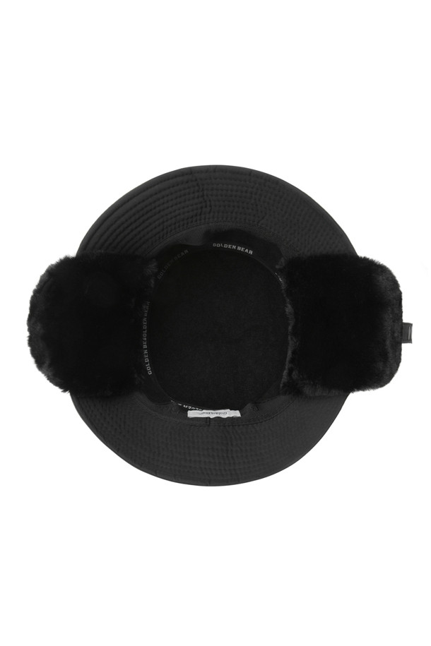 탈부착 이어플랩 버킷햇은 겨울과 가을, 쌀쌀한 날씨에도 따뜻하고 스타일리시하게 연출할 수 있는 모자입니다. 부드러운 폴리에스테르 소재로 제작되어 편안한 촉감을 제공하며, 깊은 모자 깊이와 중간 챙 넓이로 안정적인 착용감을 선사합니다. 무지 디자인에 이어플랩과 로고 장식으로 포인트를 더했으며, 탈부착 가능한 이어플랩으로 보온성을 조절할 수 있습니다. 골프룩, 출근룩, 등산룩 등 다양한 TPO에 클래식, 미니멀, 캐주얼 스타일로 활용하기 좋습니다.
