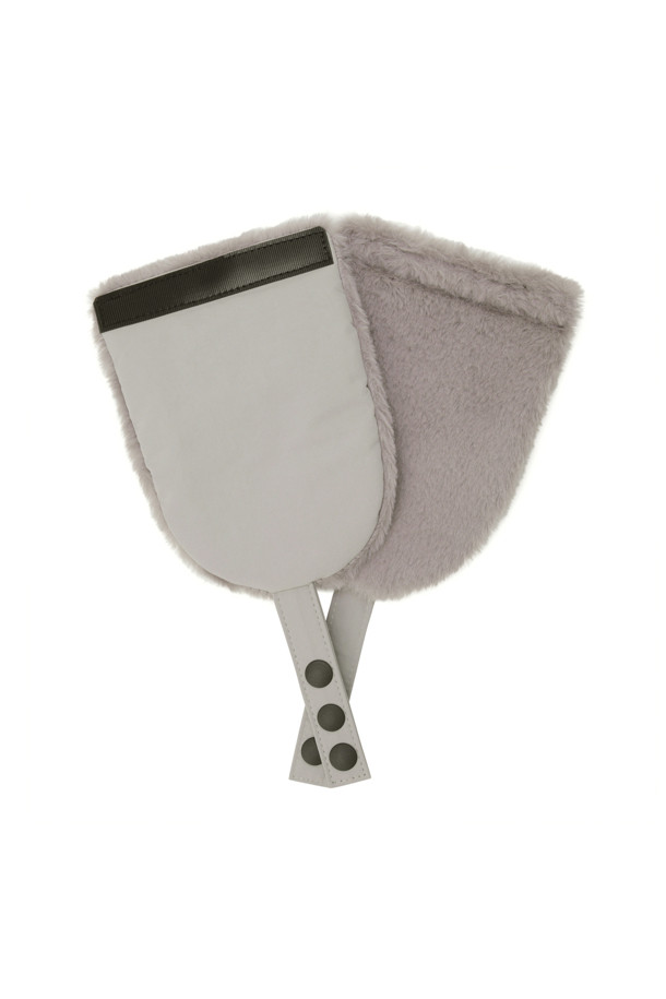 탈부착 이어플랩 버킷햇은 가을, 겨울철 라운딩과 일상에서 스타일리시하게 착용 가능한 모자입니다. 부드러운 나일론과 폴리에스테르 혼방 소재로 제작되어 깊은 모자 깊이와 챙 넓이로 안정적인 착용감을 제공합니다. 베이지, 그레이 두 가지 색상으로 출시되었으며, 보온 기능과 사이즈 조절이 가능하여 편안함을 더합니다. 귀덮개가 탈부착되어 날씨에 따라 다양하게 연출할 수 있으며, 클래식, 미니멀, 캐주얼 스타일을 연출하기 좋습니다. 무지 디자인에 로고 장식이 더해져 심플하면서도 세련된 골프룩을 완성합니다.
