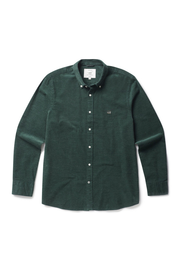 [기획] 코듀로이 솔리드 셔츠 (레귤러핏)는 가을, 겨울 시즌에 어울리는 베이직하고 캐주얼한 스타일의 코듀로이 셔츠입니다. 100% 면 소재의 부드러운 촉감과 레귤러핏으로 편안한 착용감을 선사합니다. 다크 그린, 차콜 두 가지 색상으로 출시되었으며, 가먼트 워싱 처리로 자연스러운 멋을 더했습니다. 가슴 로고 자수, 요크고리 배색, 포인트 단추 디테일이 돋보이며, 긴 소매와 버튼다운 네크라인으로 클래식한 분위기를 연출합니다. 가을 나들이룩, 겨울 데일리룩 등 다양한 TPO에 활용하기 좋은 아이템입니다.
