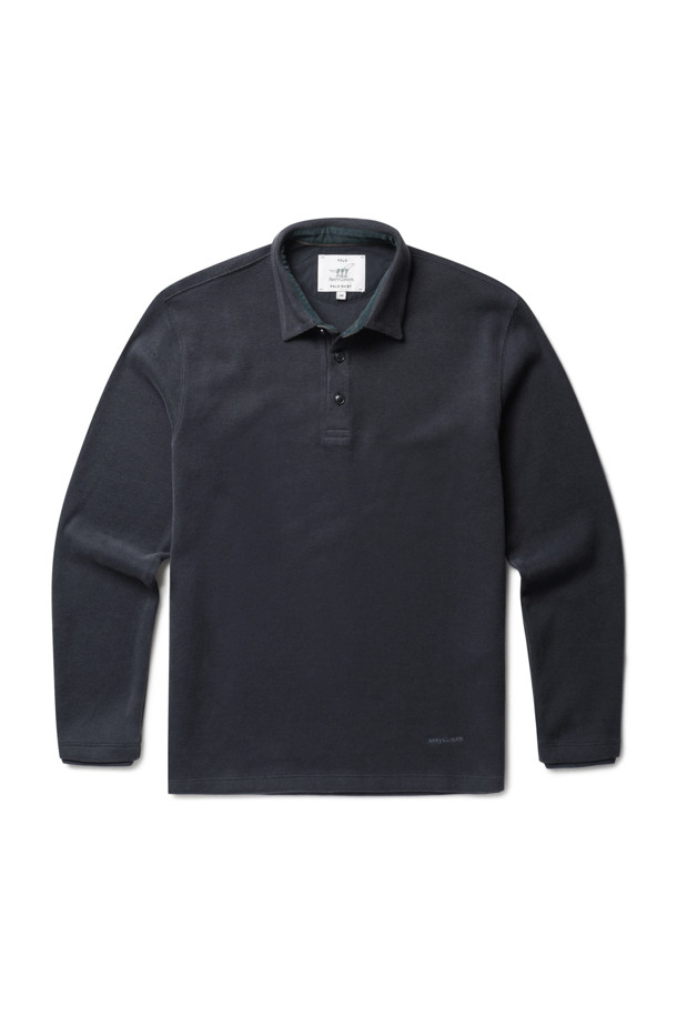 [기획] 사카리바 카라 티셔츠는 겨울철 데일리룩을 위한 베이직 스타일의 카라 티셔츠입니다. 부드러운 촉감의 면, 폴리에스테르, 기모 혼방 소재로 제작되어 따뜻하고 편안한 착용감을 제공합니다. 레귤러핏에 긴 소매 기장으로, 두꺼운 두께감과 기모 안감이 추운 날씨에도 든든하게 몸을 감싸줍니다. 블랙 컬러의 무지 디자인으로 어떤 스타일에도 쉽게 매치할 수 있으며, 스웨이드 배색 디테일과 헨리코튼 자수가 포인트를 더합니다. 가슴둘레 106cm로 여유로운 핏을 선사합니다.
