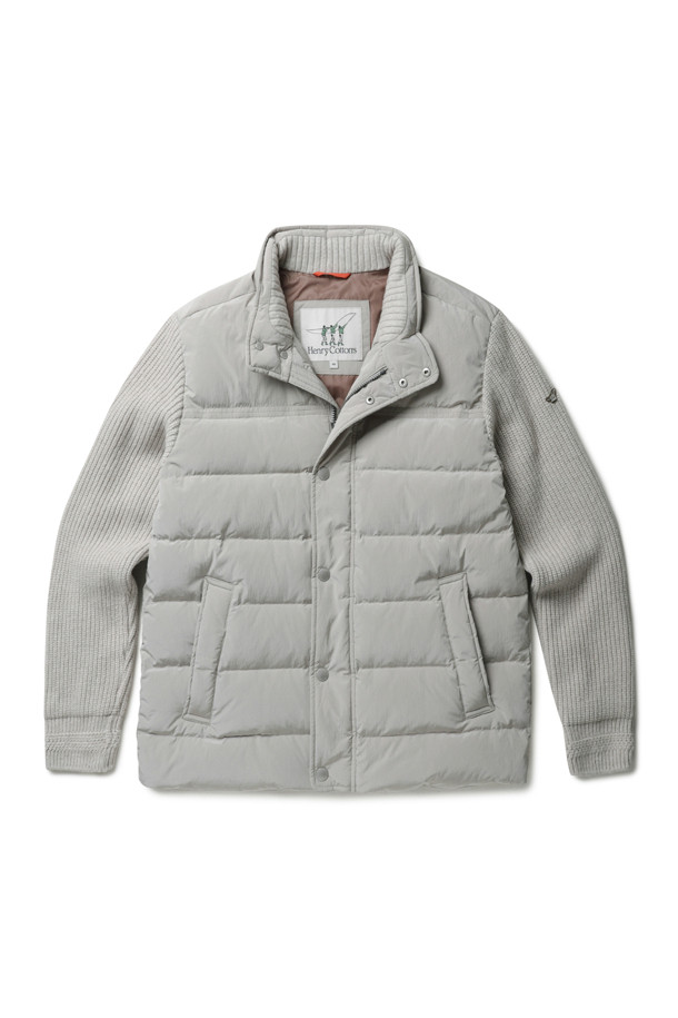 무어필드 다운 점퍼는 가을과 겨울철, 일상, 출근, 산책 등 다양한 TPO에 활용하기 좋은 남성용 다운 점퍼입니다. 클래식, 미니멀, 캐주얼 스타일을 아우르며, 퀼팅 패턴과 숏 기장으로 세련된 디자인을 자랑합니다. 방풍 및 보온 기능이 뛰어나 추운 날씨에도 따뜻함을 유지하며, 덕다운 충전재와 소매 니트 배색, 소매 방풍 안감, 내구성이 강한 폴리 원단으로 제작되어 편안한 착용감을 제공합니다. 레귤러핏, 집업 스타일로 편안하게 착용 가능하며, 그레이 컬러로 어떤 옷에도 쉽게 매치할 수 있습니다. 울과 폴리에스테르를 혼방한 두꺼운 소재로 제작되어 보온성을 높였습니다.
