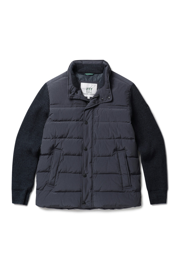 **[기획] 무어필드 다운 점퍼**는 가을, 겨울 시즌 일상과 여행 등 다양한 TPO에 활용하기 좋은 다운 점퍼입니다. 클래식한 디자인에 퀼팅 패턴이 돋보이며, 레귤러 핏으로 편안하게 착용할 수 있습니다. 두꺼운 두께감으로 뛰어난 보온성을 제공하며, 덕다운 충전재를 사용하여 가볍고 따뜻합니다. 소매 부분은 니트 배색과 방풍 안감으로, 넥 부분은 니트 배색으로 디자인되어 스타일리시함을 더했습니다. 방풍 기능까지 갖춰 추운 날씨에도 든든하게 몸을 보호해 줍니다.
