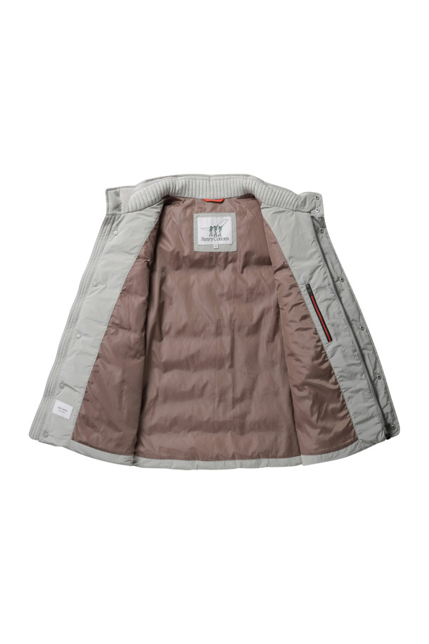 무어필드 다운 점퍼는 가을과 겨울철, 일상, 출근, 산책 등 다양한 TPO에 활용하기 좋은 남성용 다운 점퍼입니다. 클래식, 미니멀, 캐주얼 스타일을 아우르며, 퀼팅 패턴과 숏 기장으로 세련된 디자인을 자랑합니다. 방풍 및 보온 기능이 뛰어나 추운 날씨에도 따뜻함을 유지하며, 덕다운 충전재와 소매 니트 배색, 소매 방풍 안감, 내구성이 강한 폴리 원단으로 제작되어 편안한 착용감을 제공합니다. 레귤러핏, 집업 스타일로 편안하게 착용 가능하며, 그레이 컬러로 어떤 옷에도 쉽게 매치할 수 있습니다. 울과 폴리에스테르를 혼방한 두꺼운 소재로 제작되어 보온성을 높였습니다.
