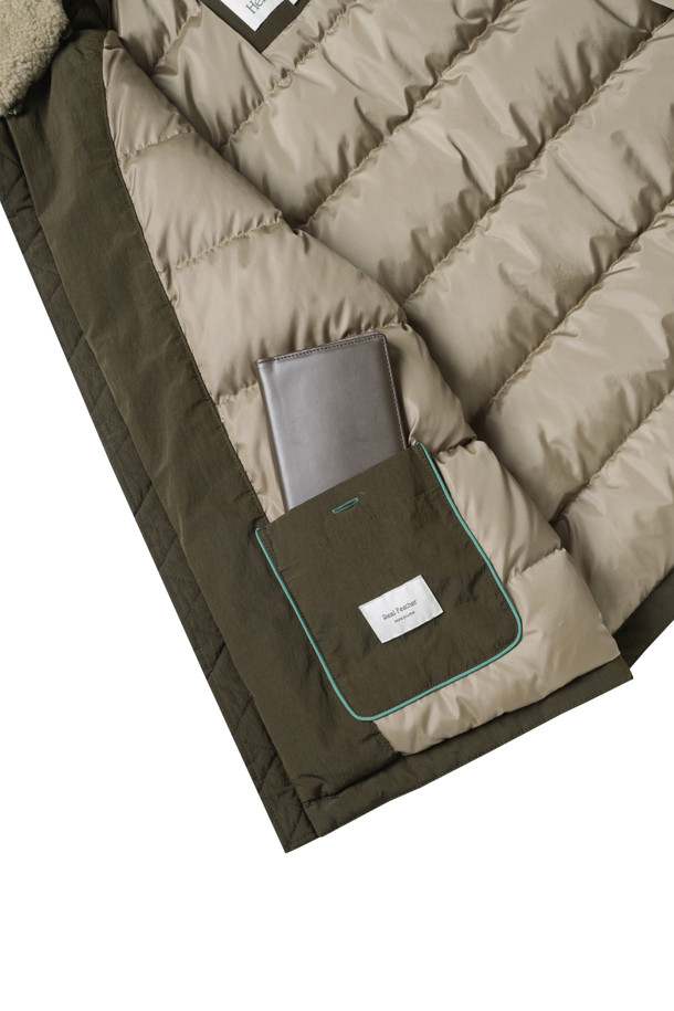 [기획] 스핏파이어 왁스 코팅 덕다운 점퍼는 톤 다운된 카키 컬러의 남성용 덕다운 점퍼입니다. 왁스 코팅으로 빈티지한 무드를 더하고, 방수 및 발수 기능으로 겨울철에도 쾌적하게 착용 가능합니다. 탈착 가능한 리얼 퍼(Fur) 디테일로 보온성을 높였으며, 립스탑 원단과 경량 설계로 내구성을 강화했습니다. 힙선을 덮는 기장과 레귤러 핏으로 겨울 데일리룩, 캐주얼, 클래식, 워크웨어 등 다양한 스타일에 활용하기 좋습니다. 두꺼운 두께감과 하드한 촉감으로, 추운 날씨에도 따뜻하게 몸을 보호해줍니다.
