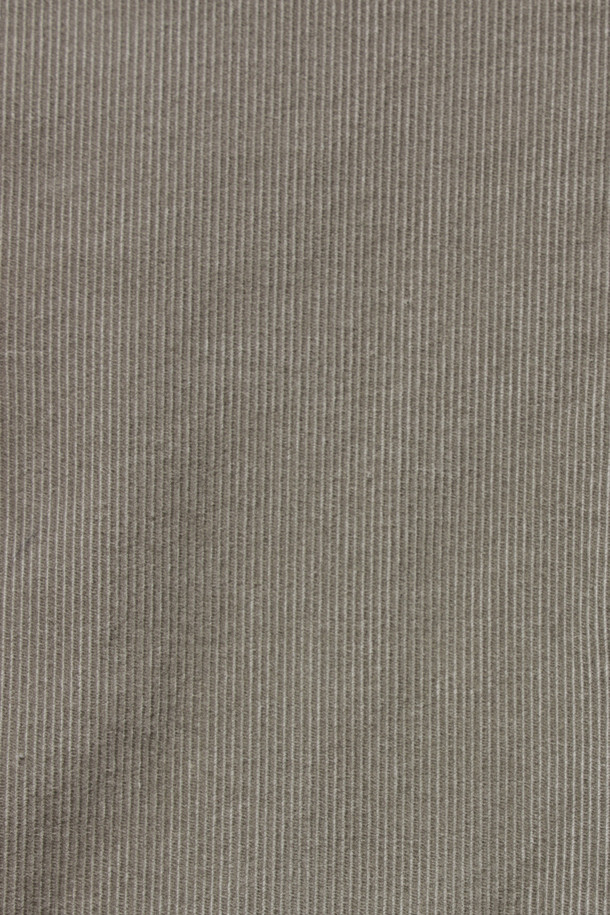 [기획] 코듀로이 재킷은 가을, 초겨울 시즌에 어울리는 클래식 스타일의 아우터입니다. 부드러운 내추럴 촉감의 코듀로이 소재로 제작되었으며, 레귤러 핏과 긴 소매 기장, 버튼 여밈 방식으로 편안한 착용감을 선사합니다. 피그먼트 컬러의 무지 디자인으로 다양한 룩에 활용하기 좋으며, 볼바이오 워싱 처리와 프린트 안감, 2개의 안주머니 디테일로 실용성을 더했습니다. 가을 나들이룩, 겨울 데일리룩에 클래식, 미니멀, 캐주얼 스타일로 연출해보세요. 블레이저 코트 타입의 레귤러 기장으로 세련된 분위기를 연출할 수 있습니다.
