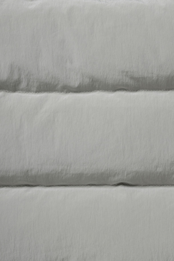 무어필드 다운 점퍼는 가을과 겨울철, 일상, 출근, 산책 등 다양한 TPO에 활용하기 좋은 남성용 다운 점퍼입니다. 클래식, 미니멀, 캐주얼 스타일을 아우르며, 퀼팅 패턴과 숏 기장으로 세련된 디자인을 자랑합니다. 방풍 및 보온 기능이 뛰어나 추운 날씨에도 따뜻함을 유지하며, 덕다운 충전재와 소매 니트 배색, 소매 방풍 안감, 내구성이 강한 폴리 원단으로 제작되어 편안한 착용감을 제공합니다. 레귤러핏, 집업 스타일로 편안하게 착용 가능하며, 그레이 컬러로 어떤 옷에도 쉽게 매치할 수 있습니다. 울과 폴리에스테르를 혼방한 두꺼운 소재로 제작되어 보온성을 높였습니다.
