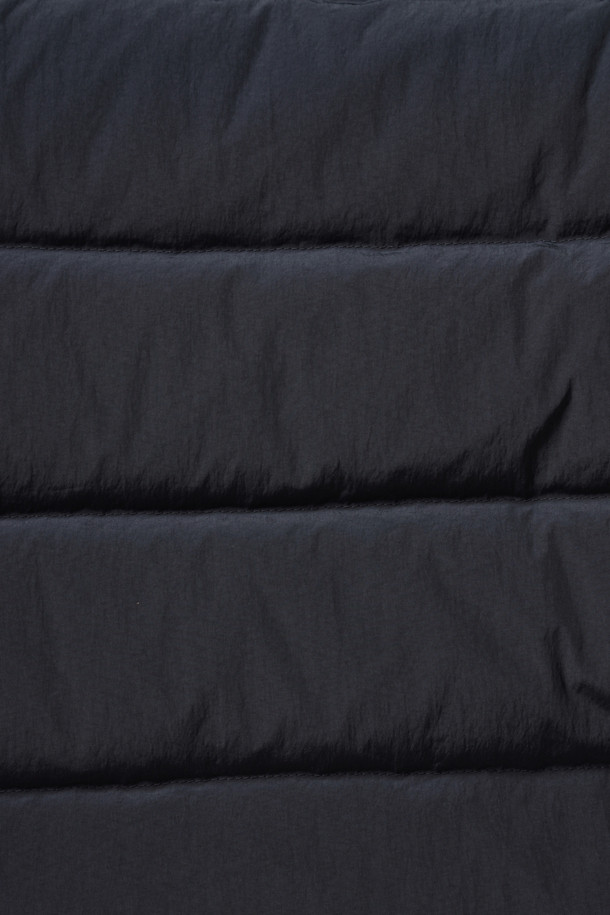 **[기획] 무어필드 다운 점퍼**는 가을, 겨울 시즌 일상과 여행 등 다양한 TPO에 활용하기 좋은 다운 점퍼입니다. 클래식한 디자인에 퀼팅 패턴이 돋보이며, 레귤러 핏으로 편안하게 착용할 수 있습니다. 두꺼운 두께감으로 뛰어난 보온성을 제공하며, 덕다운 충전재를 사용하여 가볍고 따뜻합니다. 소매 부분은 니트 배색과 방풍 안감으로, 넥 부분은 니트 배색으로 디자인되어 스타일리시함을 더했습니다. 방풍 기능까지 갖춰 추운 날씨에도 든든하게 몸을 보호해 줍니다.
