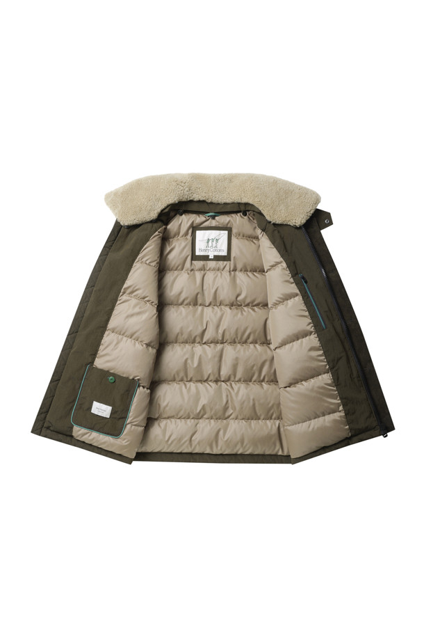 [기획] 스핏파이어 왁스 코팅 덕다운 점퍼는 톤 다운된 카키 컬러의 남성용 덕다운 점퍼입니다. 왁스 코팅으로 빈티지한 무드를 더하고, 방수 및 발수 기능으로 겨울철에도 쾌적하게 착용 가능합니다. 탈착 가능한 리얼 퍼(Fur) 디테일로 보온성을 높였으며, 립스탑 원단과 경량 설계로 내구성을 강화했습니다. 힙선을 덮는 기장과 레귤러 핏으로 겨울 데일리룩, 캐주얼, 클래식, 워크웨어 등 다양한 스타일에 활용하기 좋습니다. 두꺼운 두께감과 하드한 촉감으로, 추운 날씨에도 따뜻하게 몸을 보호해줍니다.
