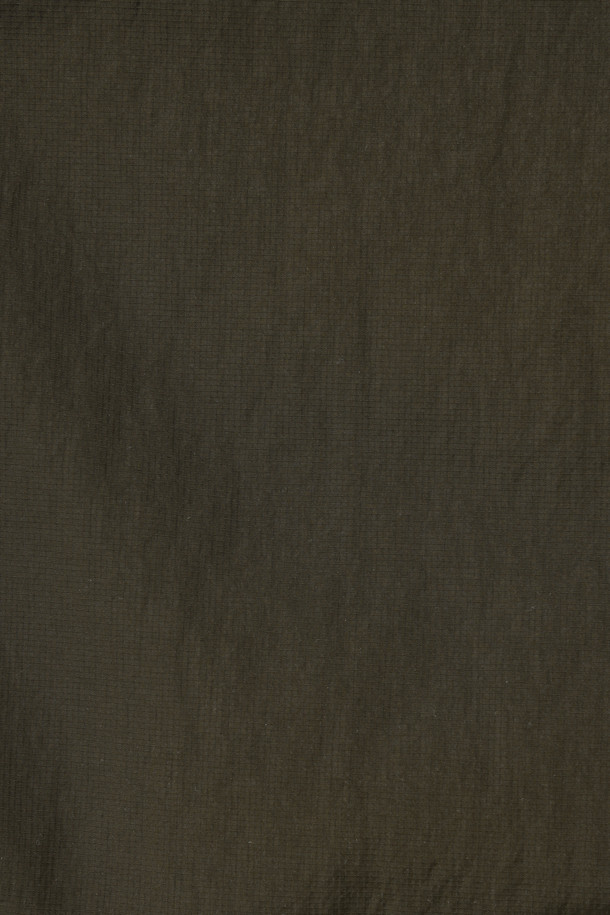 [기획] 스핏파이어 왁스 코팅 덕다운 점퍼는 톤 다운된 카키 컬러의 남성용 덕다운 점퍼입니다. 왁스 코팅으로 빈티지한 무드를 더하고, 방수 및 발수 기능으로 겨울철에도 쾌적하게 착용 가능합니다. 탈착 가능한 리얼 퍼(Fur) 디테일로 보온성을 높였으며, 립스탑 원단과 경량 설계로 내구성을 강화했습니다. 힙선을 덮는 기장과 레귤러 핏으로 겨울 데일리룩, 캐주얼, 클래식, 워크웨어 등 다양한 스타일에 활용하기 좋습니다. 두꺼운 두께감과 하드한 촉감으로, 추운 날씨에도 따뜻하게 몸을 보호해줍니다.
