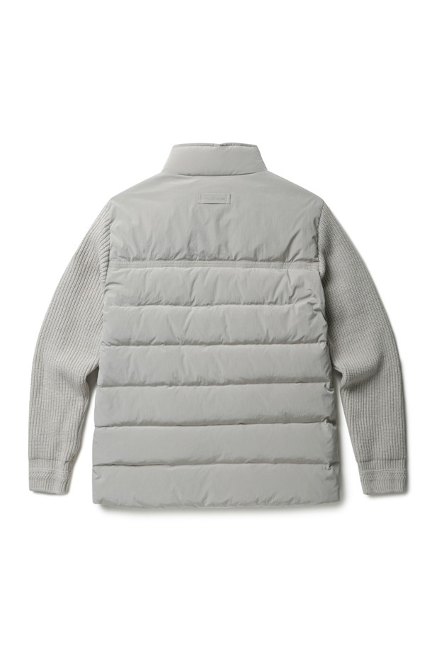 무어필드 다운 점퍼는 가을과 겨울철, 일상, 출근, 산책 등 다양한 TPO에 활용하기 좋은 남성용 다운 점퍼입니다. 클래식, 미니멀, 캐주얼 스타일을 아우르며, 퀼팅 패턴과 숏 기장으로 세련된 디자인을 자랑합니다. 방풍 및 보온 기능이 뛰어나 추운 날씨에도 따뜻함을 유지하며, 덕다운 충전재와 소매 니트 배색, 소매 방풍 안감, 내구성이 강한 폴리 원단으로 제작되어 편안한 착용감을 제공합니다. 레귤러핏, 집업 스타일로 편안하게 착용 가능하며, 그레이 컬러로 어떤 옷에도 쉽게 매치할 수 있습니다. 울과 폴리에스테르를 혼방한 두꺼운 소재로 제작되어 보온성을 높였습니다.
