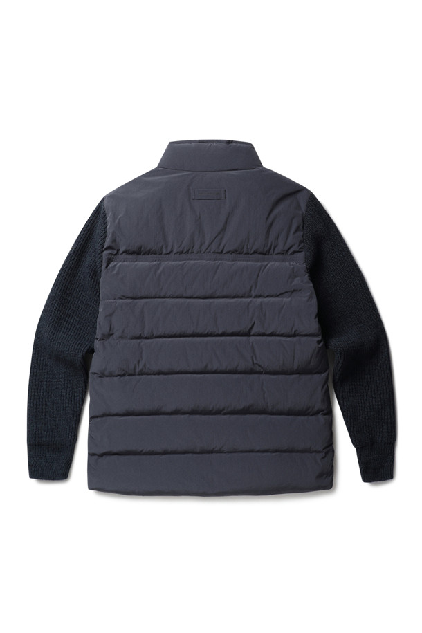 **[기획] 무어필드 다운 점퍼**는 가을, 겨울 시즌 일상과 여행 등 다양한 TPO에 활용하기 좋은 다운 점퍼입니다. 클래식한 디자인에 퀼팅 패턴이 돋보이며, 레귤러 핏으로 편안하게 착용할 수 있습니다. 두꺼운 두께감으로 뛰어난 보온성을 제공하며, 덕다운 충전재를 사용하여 가볍고 따뜻합니다. 소매 부분은 니트 배색과 방풍 안감으로, 넥 부분은 니트 배색으로 디자인되어 스타일리시함을 더했습니다. 방풍 기능까지 갖춰 추운 날씨에도 든든하게 몸을 보호해 줍니다.
