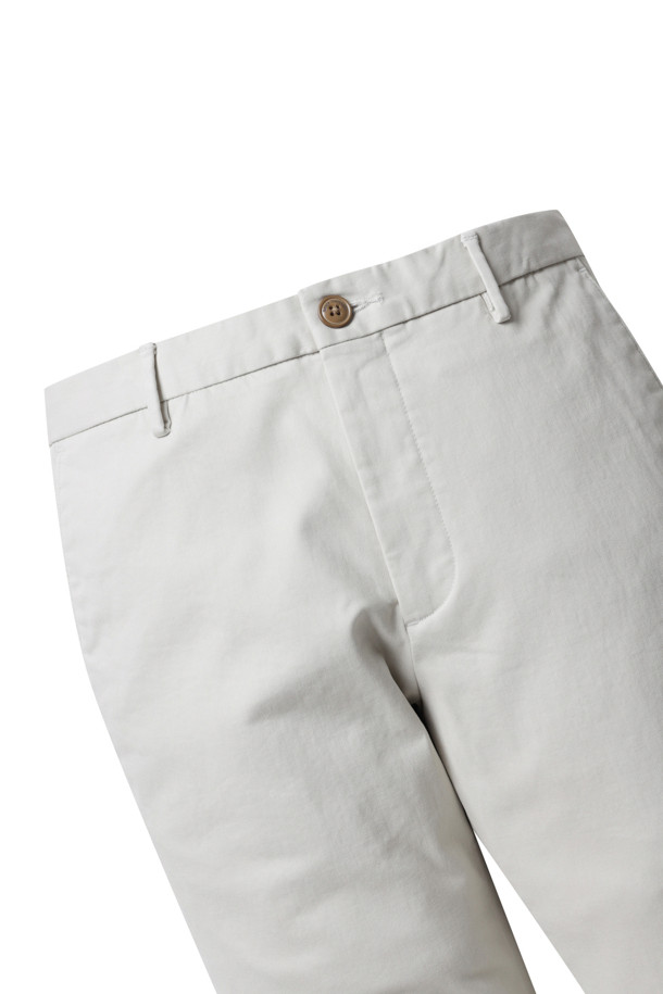 **[기획] 솔리드 팬츠**

가을과 겨울 시즌을 위한 [기획] 솔리드 팬츠입니다. 부드러운 면과 스판 혼방 소재로 제작되어 편안한 착용감을 선사하며, 일자핏 디자인으로 베이직하고 클래식한 스타일을 연출합니다. 내추럴 컬러, 무지 디자인으로 다양한 상의와 매치하기 용이하며, 헨리코튼 라벨이 부착되어 있습니다. 출근룩, 겨울 데일리룩, 오피스룩 등 TPO에 맞춰 미니멀하고 세련된 스타일을 완성해보세요. 양 사이드 포켓과 뒷 포켓 디테일로 실용성을 더했습니다.
