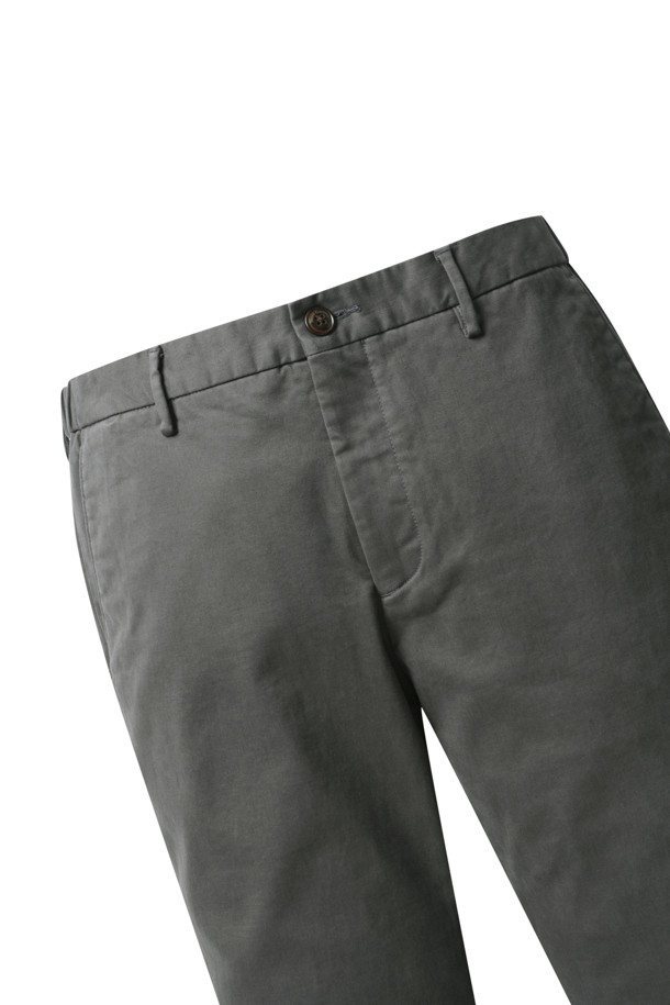 **[기획] 솔리드 밴딩 팬츠**는 가을과 겨울, 일상에서 편안하게 착용하기 좋은 캐주얼 & 베이직 스타일의 긴 바지입니다. 부드러운 면과 스판 소재 혼방으로 제작되어 편안한 착용감을 선사하며, 일자핏 레귤러핏으로 어떤 체형에도 잘 어울립니다. 무지 디자인에 사이드 밴딩, 사이드 포켓, 뒷 포켓 디테일을 더해 실용성을 높였습니다. 가을 나들이룩 또는 겨울 데일리룩으로 미니멀하게 연출하기 좋으며, 네추럴 컬러로 어떤 상의에도 매치하기 용이합니다. 사틴 소재 특유의 은은한 광택이 고급스러운 느낌을 더합니다.
