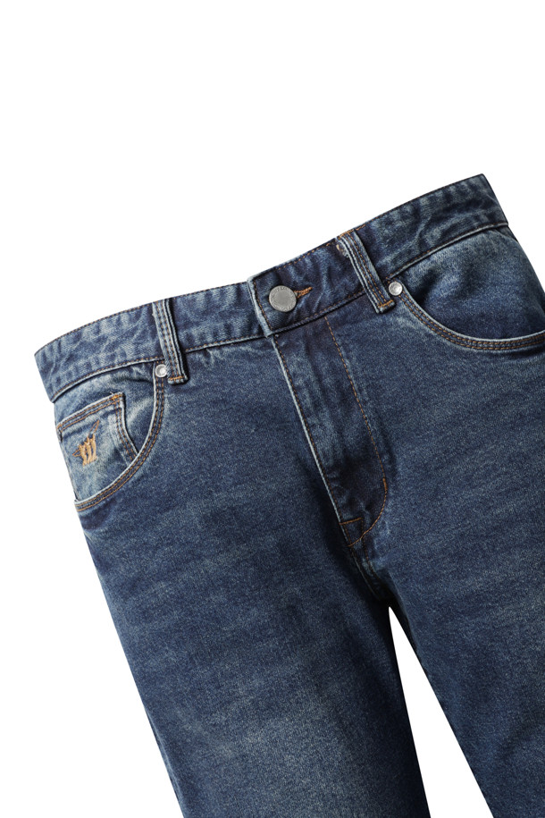 가을을 맞아 준비한 [기획] 가을 기본 데님을 소개합니다. 캐주얼하고 베이직한 스타일을 연출하기 좋은 일자핏 데님 팬츠로, 면과 스판덱스 혼방 소재로 편안한 착용감을 선사합니다. 블루 컬러의 워싱 데님은 다양한 상의와 매치하기 좋으며, 'Italian Fit'으로 세련된 핏을 완성합니다. 브랜드 로고 금속 캔톤 여밈과 코인 포켓 쓰리 피셔맨 로고 디테일이 돋보이며, 동네 마실룩이나 가을 나들이룩에 잘 어울립니다.
