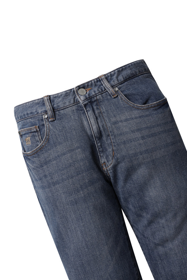 가을 인디고 데님 팬츠입니다. 칼릭데님 원단을 사용하여 제작되었으며, 캐주얼, 미니멀, 클래식 스타일을 모두 아우릅니다. 남성용 일자핏 긴바지로, Italian Fit으로 디자인되어 편안한 착용감을 선사합니다. 브랜드 로고가 새겨진 금속 캔톤 여밈과 코인 포켓의 쓰리 피셔맨 로고 디테일이 특징입니다. 
