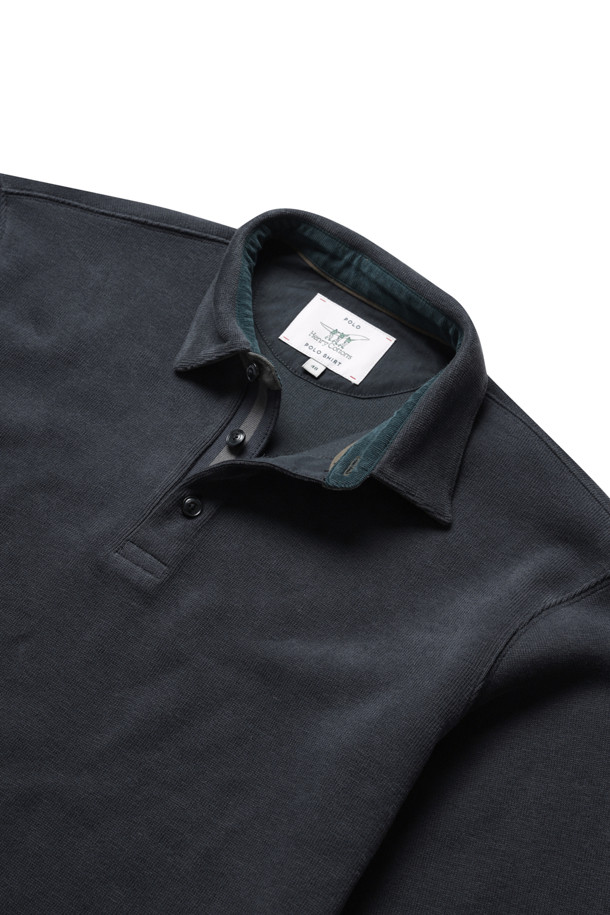 [기획] 사카리바 카라 티셔츠는 겨울철 데일리룩을 위한 베이직 스타일의 카라 티셔츠입니다. 부드러운 촉감의 면, 폴리에스테르, 기모 혼방 소재로 제작되어 따뜻하고 편안한 착용감을 제공합니다. 레귤러핏에 긴 소매 기장으로, 두꺼운 두께감과 기모 안감이 추운 날씨에도 든든하게 몸을 감싸줍니다. 블랙 컬러의 무지 디자인으로 어떤 스타일에도 쉽게 매치할 수 있으며, 스웨이드 배색 디테일과 헨리코튼 자수가 포인트를 더합니다. 가슴둘레 106cm로 여유로운 핏을 선사합니다.
