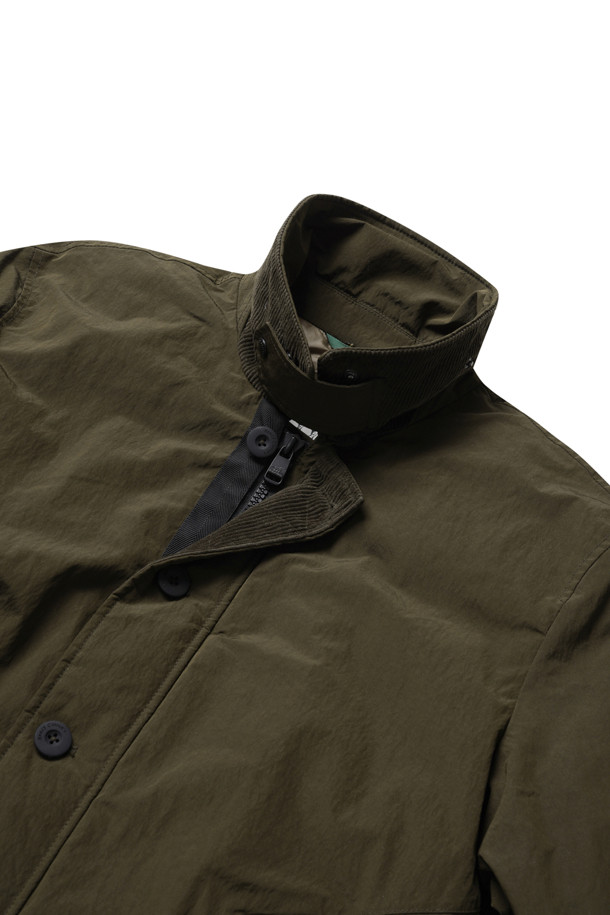 [기획] 스핏파이어 왁스 코팅 덕다운 점퍼는 톤 다운된 카키 컬러의 남성용 덕다운 점퍼입니다. 왁스 코팅으로 빈티지한 무드를 더하고, 방수 및 발수 기능으로 겨울철에도 쾌적하게 착용 가능합니다. 탈착 가능한 리얼 퍼(Fur) 디테일로 보온성을 높였으며, 립스탑 원단과 경량 설계로 내구성을 강화했습니다. 힙선을 덮는 기장과 레귤러 핏으로 겨울 데일리룩, 캐주얼, 클래식, 워크웨어 등 다양한 스타일에 활용하기 좋습니다. 두꺼운 두께감과 하드한 촉감으로, 추운 날씨에도 따뜻하게 몸을 보호해줍니다.
