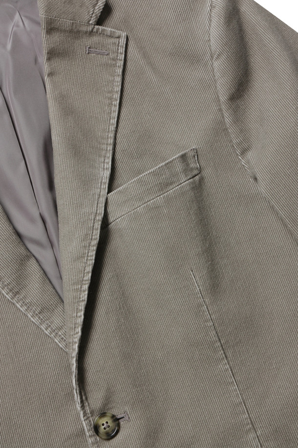 [기획] 코듀로이 재킷은 가을, 초겨울 시즌에 어울리는 클래식 스타일의 아우터입니다. 부드러운 내추럴 촉감의 코듀로이 소재로 제작되었으며, 레귤러 핏과 긴 소매 기장, 버튼 여밈 방식으로 편안한 착용감을 선사합니다. 피그먼트 컬러의 무지 디자인으로 다양한 룩에 활용하기 좋으며, 볼바이오 워싱 처리와 프린트 안감, 2개의 안주머니 디테일로 실용성을 더했습니다. 가을 나들이룩, 겨울 데일리룩에 클래식, 미니멀, 캐주얼 스타일로 연출해보세요. 블레이저 코트 타입의 레귤러 기장으로 세련된 분위기를 연출할 수 있습니다.
