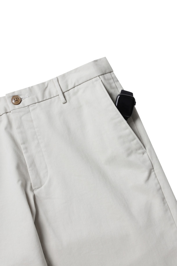 **[기획] 솔리드 팬츠**

가을과 겨울 시즌을 위한 [기획] 솔리드 팬츠입니다. 부드러운 면과 스판 혼방 소재로 제작되어 편안한 착용감을 선사하며, 일자핏 디자인으로 베이직하고 클래식한 스타일을 연출합니다. 내추럴 컬러, 무지 디자인으로 다양한 상의와 매치하기 용이하며, 헨리코튼 라벨이 부착되어 있습니다. 출근룩, 겨울 데일리룩, 오피스룩 등 TPO에 맞춰 미니멀하고 세련된 스타일을 완성해보세요. 양 사이드 포켓과 뒷 포켓 디테일로 실용성을 더했습니다.
