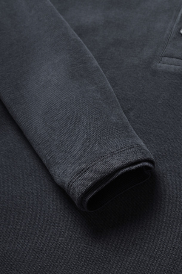 [기획] 사카리바 카라 티셔츠는 겨울철 데일리룩을 위한 베이직 스타일의 카라 티셔츠입니다. 부드러운 촉감의 면, 폴리에스테르, 기모 혼방 소재로 제작되어 따뜻하고 편안한 착용감을 제공합니다. 레귤러핏에 긴 소매 기장으로, 두꺼운 두께감과 기모 안감이 추운 날씨에도 든든하게 몸을 감싸줍니다. 블랙 컬러의 무지 디자인으로 어떤 스타일에도 쉽게 매치할 수 있으며, 스웨이드 배색 디테일과 헨리코튼 자수가 포인트를 더합니다. 가슴둘레 106cm로 여유로운 핏을 선사합니다.
