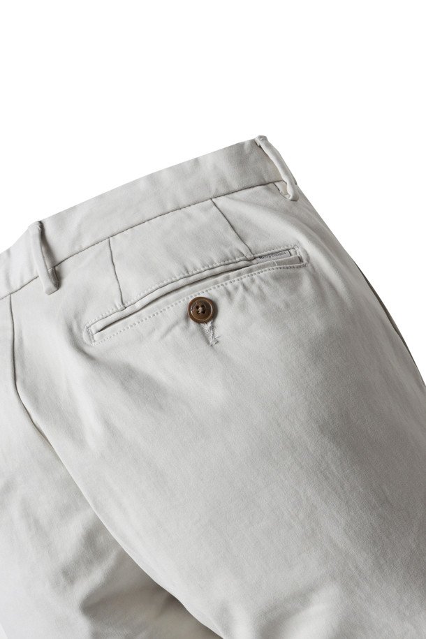 **[기획] 솔리드 팬츠**

가을과 겨울 시즌을 위한 [기획] 솔리드 팬츠입니다. 부드러운 면과 스판 혼방 소재로 제작되어 편안한 착용감을 선사하며, 일자핏 디자인으로 베이직하고 클래식한 스타일을 연출합니다. 내추럴 컬러, 무지 디자인으로 다양한 상의와 매치하기 용이하며, 헨리코튼 라벨이 부착되어 있습니다. 출근룩, 겨울 데일리룩, 오피스룩 등 TPO에 맞춰 미니멀하고 세련된 스타일을 완성해보세요. 양 사이드 포켓과 뒷 포켓 디테일로 실용성을 더했습니다.
