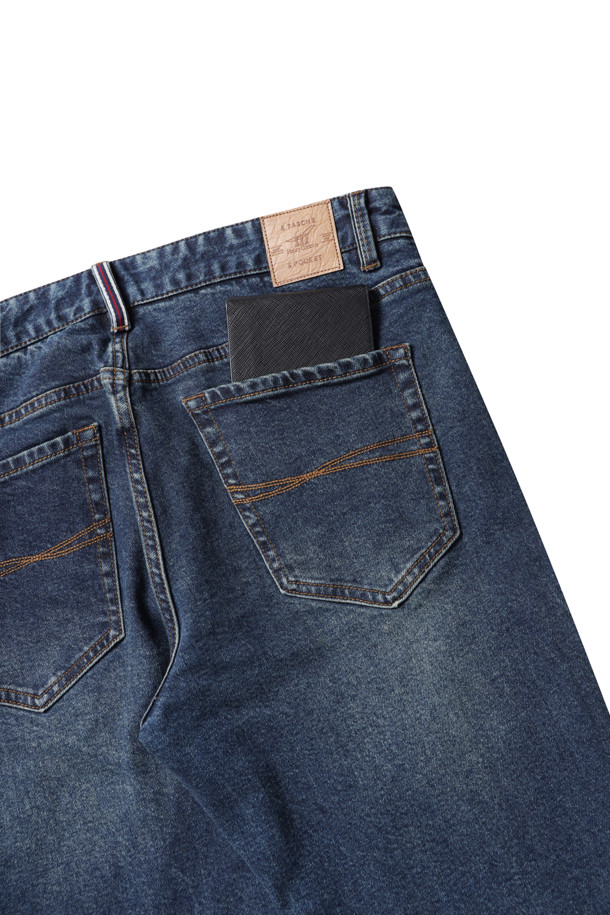 가을을 맞아 준비한 [기획] 가을 기본 데님을 소개합니다. 캐주얼하고 베이직한 스타일을 연출하기 좋은 일자핏 데님 팬츠로, 면과 스판덱스 혼방 소재로 편안한 착용감을 선사합니다. 블루 컬러의 워싱 데님은 다양한 상의와 매치하기 좋으며, 'Italian Fit'으로 세련된 핏을 완성합니다. 브랜드 로고 금속 캔톤 여밈과 코인 포켓 쓰리 피셔맨 로고 디테일이 돋보이며, 동네 마실룩이나 가을 나들이룩에 잘 어울립니다.
