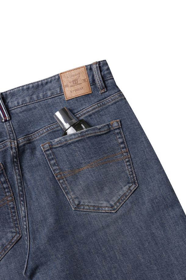 가을 인디고 데님 팬츠입니다. 칼릭데님 원단을 사용하여 제작되었으며, 캐주얼, 미니멀, 클래식 스타일을 모두 아우릅니다. 남성용 일자핏 긴바지로, Italian Fit으로 디자인되어 편안한 착용감을 선사합니다. 브랜드 로고가 새겨진 금속 캔톤 여밈과 코인 포켓의 쓰리 피셔맨 로고 디테일이 특징입니다. 
