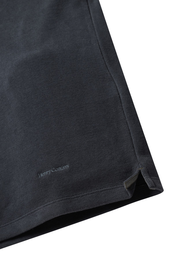 [기획] 사카리바 카라 티셔츠는 겨울철 데일리룩을 위한 베이직 스타일의 카라 티셔츠입니다. 부드러운 촉감의 면, 폴리에스테르, 기모 혼방 소재로 제작되어 따뜻하고 편안한 착용감을 제공합니다. 레귤러핏에 긴 소매 기장으로, 두꺼운 두께감과 기모 안감이 추운 날씨에도 든든하게 몸을 감싸줍니다. 블랙 컬러의 무지 디자인으로 어떤 스타일에도 쉽게 매치할 수 있으며, 스웨이드 배색 디테일과 헨리코튼 자수가 포인트를 더합니다. 가슴둘레 106cm로 여유로운 핏을 선사합니다.
