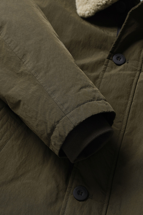 [기획] 스핏파이어 왁스 코팅 덕다운 점퍼는 톤 다운된 카키 컬러의 남성용 덕다운 점퍼입니다. 왁스 코팅으로 빈티지한 무드를 더하고, 방수 및 발수 기능으로 겨울철에도 쾌적하게 착용 가능합니다. 탈착 가능한 리얼 퍼(Fur) 디테일로 보온성을 높였으며, 립스탑 원단과 경량 설계로 내구성을 강화했습니다. 힙선을 덮는 기장과 레귤러 핏으로 겨울 데일리룩, 캐주얼, 클래식, 워크웨어 등 다양한 스타일에 활용하기 좋습니다. 두꺼운 두께감과 하드한 촉감으로, 추운 날씨에도 따뜻하게 몸을 보호해줍니다.
