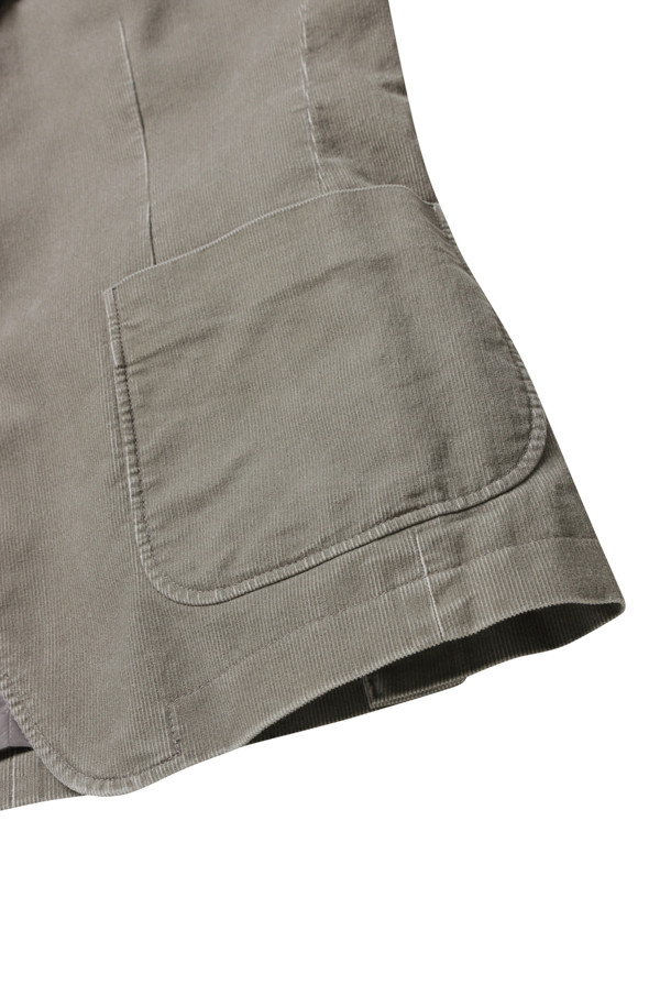 [기획] 코듀로이 재킷은 가을, 초겨울 시즌에 어울리는 클래식 스타일의 아우터입니다. 부드러운 내추럴 촉감의 코듀로이 소재로 제작되었으며, 레귤러 핏과 긴 소매 기장, 버튼 여밈 방식으로 편안한 착용감을 선사합니다. 피그먼트 컬러의 무지 디자인으로 다양한 룩에 활용하기 좋으며, 볼바이오 워싱 처리와 프린트 안감, 2개의 안주머니 디테일로 실용성을 더했습니다. 가을 나들이룩, 겨울 데일리룩에 클래식, 미니멀, 캐주얼 스타일로 연출해보세요. 블레이저 코트 타입의 레귤러 기장으로 세련된 분위기를 연출할 수 있습니다.
