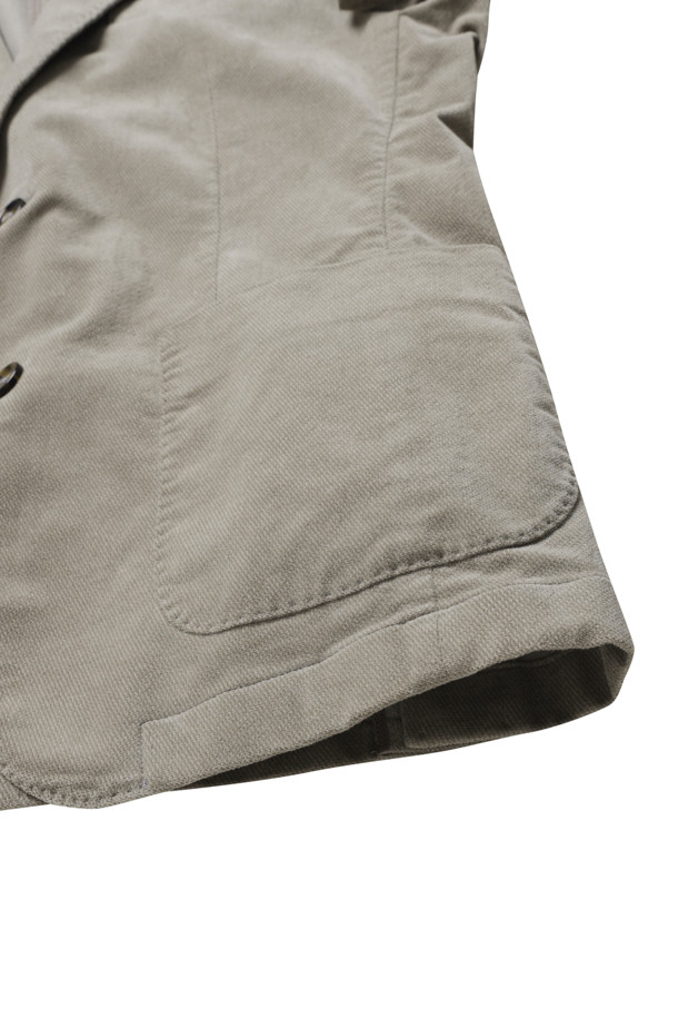 **[기획] 몰스킨 자켓**

세련된 디자인의 몰스킨 자켓입니다. 부드러운 촉감의 몰스킨 소재로 제작되어 가을과 초겨울에 착용하기 좋습니다. 레귤러 핏의 싱글버튼 블레이저 스타일로, 클래식하고 미니멀한 스타일을 연출합니다. 피그먼트 워싱 처리와 프린트 안감, 2개의 안주머니, 신축성 있는 소재로 편안함과 실용성을 더했습니다. 출근룩, 비즈니스 캐주얼, 모임룩 등 다양한 TPO에 활용할 수 있습니다.
