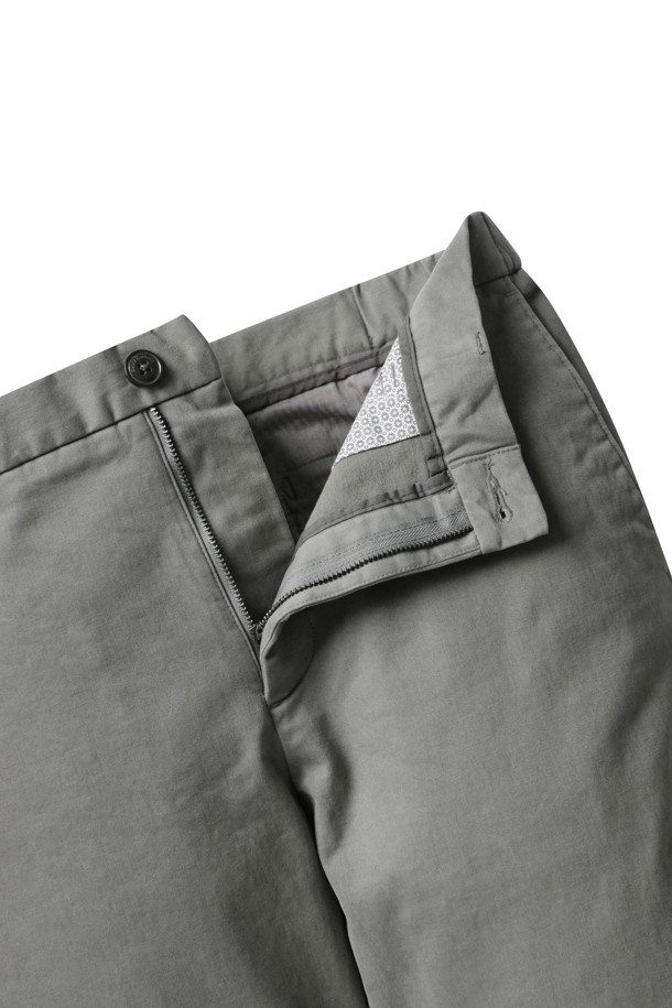 **[기획] 솔리드 밴딩 팬츠**는 가을, 겨울 시즌 남성분들을 위한 캐주얼 & 베이직 스타일의 긴 바지입니다. 부드러운 촉감의 면, 스판 혼방 소재에 무지 패턴으로 제작되었으며, 일자핏과 레귤러핏으로 편안한 착용감을 선사합니다. 허리 밴딩 디테일과 사이드 밴드를 더해 활동성을 높였으며, 양 사이드 포켓과 뒷 포켓으로 실용성을 더했습니다. 겨울 데일리룩, 동네 마실룩, 산책룩 등 다양한 TPO에 활용하기 좋으며, 미니멀, 클래식 스타일을 즐겨 입는 분들께 추천합니다. 
