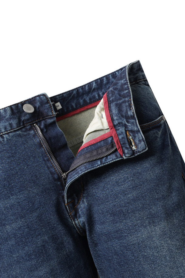 가을을 맞아 준비한 [기획] 가을 기본 데님을 소개합니다. 캐주얼하고 베이직한 스타일을 연출하기 좋은 일자핏 데님 팬츠로, 면과 스판덱스 혼방 소재로 편안한 착용감을 선사합니다. 블루 컬러의 워싱 데님은 다양한 상의와 매치하기 좋으며, 'Italian Fit'으로 세련된 핏을 완성합니다. 브랜드 로고 금속 캔톤 여밈과 코인 포켓 쓰리 피셔맨 로고 디테일이 돋보이며, 동네 마실룩이나 가을 나들이룩에 잘 어울립니다.
