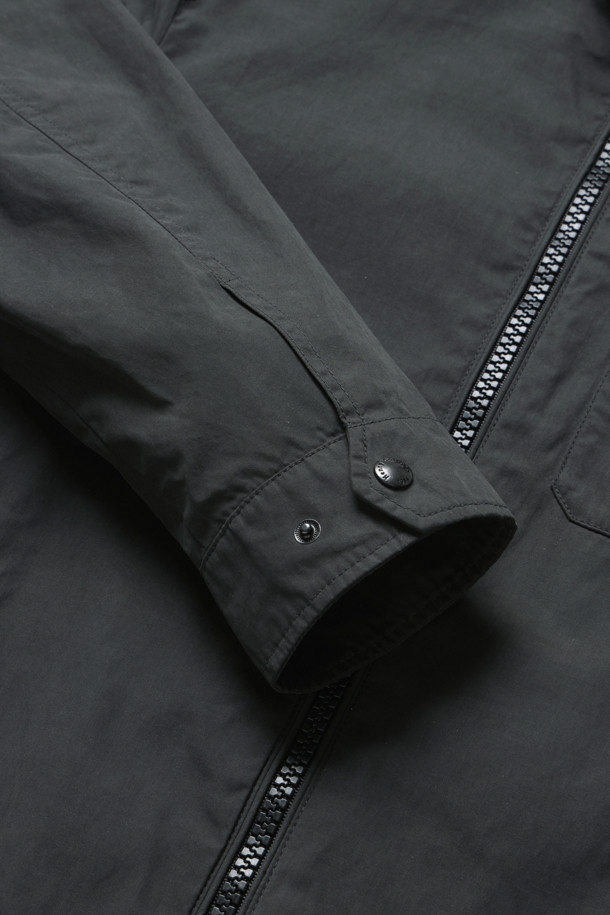 [기획] 왁스 코튼 점퍼는 일상에서 편안하게 착용하기 좋은 점퍼입니다. 가을에 어울리는 베이직 스타일의 숏 기장 점퍼로, 나일론, 폴리에스테르, 면 혼방의 부드러운 촉감이 특징입니다. 왁스 가공과 약피치가공으로 은은한 멋을 더했으며, 블랙 지퍼 디테일과 카라 안쪽 버튼 디테일이 디자인의 완성도를 높입니다. 가슴둘레 115cm로 제작되어 레귤러핏으로 편안하게 착용 가능하며, 캐주얼, 미니멀, 클래식 스타일을 모두 소화할 수 있습니다. 동네 마실룩이나 가을 나들이룩에 적합한 활용도 높은 아이템입니다.
