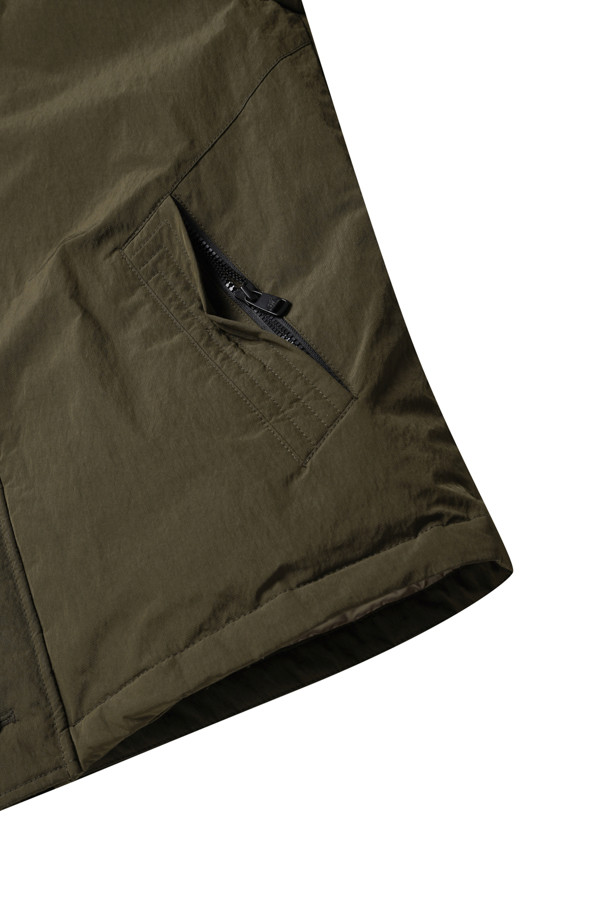 [기획] 스핏파이어 왁스 코팅 덕다운 점퍼는 톤 다운된 카키 컬러의 남성용 덕다운 점퍼입니다. 왁스 코팅으로 빈티지한 무드를 더하고, 방수 및 발수 기능으로 겨울철에도 쾌적하게 착용 가능합니다. 탈착 가능한 리얼 퍼(Fur) 디테일로 보온성을 높였으며, 립스탑 원단과 경량 설계로 내구성을 강화했습니다. 힙선을 덮는 기장과 레귤러 핏으로 겨울 데일리룩, 캐주얼, 클래식, 워크웨어 등 다양한 스타일에 활용하기 좋습니다. 두꺼운 두께감과 하드한 촉감으로, 추운 날씨에도 따뜻하게 몸을 보호해줍니다.
