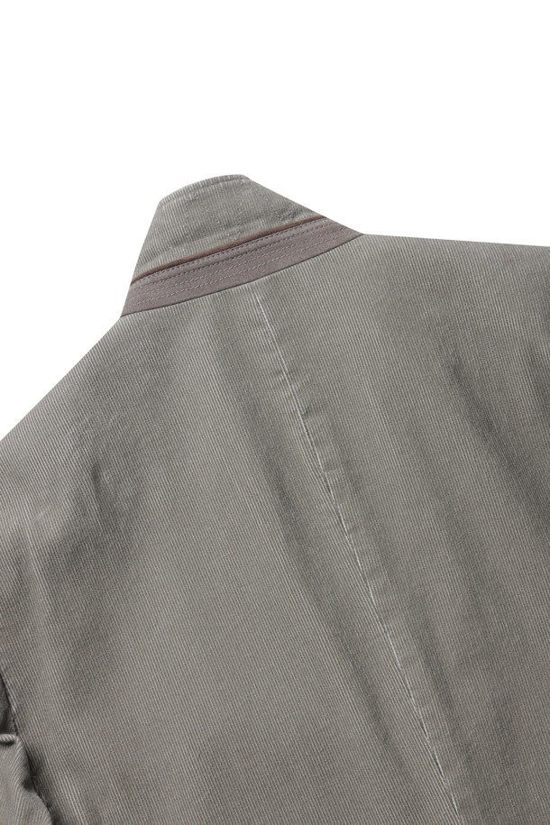 [기획] 코듀로이 재킷은 가을, 초겨울 시즌에 어울리는 클래식 스타일의 아우터입니다. 부드러운 내추럴 촉감의 코듀로이 소재로 제작되었으며, 레귤러 핏과 긴 소매 기장, 버튼 여밈 방식으로 편안한 착용감을 선사합니다. 피그먼트 컬러의 무지 디자인으로 다양한 룩에 활용하기 좋으며, 볼바이오 워싱 처리와 프린트 안감, 2개의 안주머니 디테일로 실용성을 더했습니다. 가을 나들이룩, 겨울 데일리룩에 클래식, 미니멀, 캐주얼 스타일로 연출해보세요. 블레이저 코트 타입의 레귤러 기장으로 세련된 분위기를 연출할 수 있습니다.
