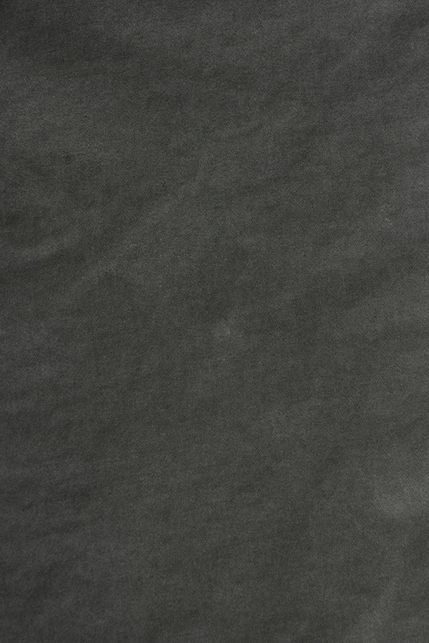 **[기획] 솔리드 밴딩 팬츠**는 가을과 겨울, 일상에서 편안하게 착용하기 좋은 캐주얼 & 베이직 스타일의 긴 바지입니다. 부드러운 면과 스판 소재 혼방으로 제작되어 편안한 착용감을 선사하며, 일자핏 레귤러핏으로 어떤 체형에도 잘 어울립니다. 무지 디자인에 사이드 밴딩, 사이드 포켓, 뒷 포켓 디테일을 더해 실용성을 높였습니다. 가을 나들이룩 또는 겨울 데일리룩으로 미니멀하게 연출하기 좋으며, 네추럴 컬러로 어떤 상의에도 매치하기 용이합니다. 사틴 소재 특유의 은은한 광택이 고급스러운 느낌을 더합니다.
