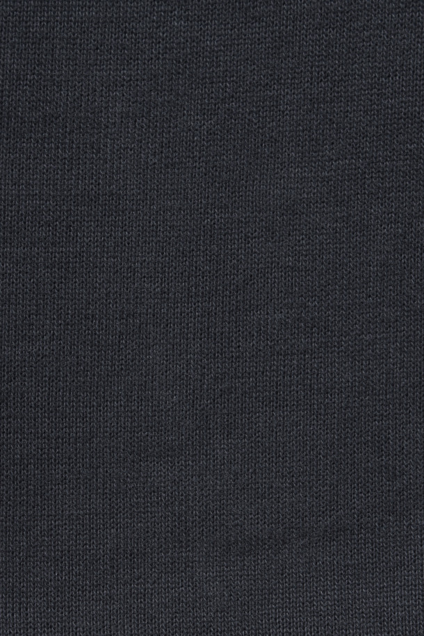 [기획] 사카리바 카라 티셔츠는 겨울철 데일리룩을 위한 베이직 스타일의 카라 티셔츠입니다. 부드러운 촉감의 면, 폴리에스테르, 기모 혼방 소재로 제작되어 따뜻하고 편안한 착용감을 제공합니다. 레귤러핏에 긴 소매 기장으로, 두꺼운 두께감과 기모 안감이 추운 날씨에도 든든하게 몸을 감싸줍니다. 블랙 컬러의 무지 디자인으로 어떤 스타일에도 쉽게 매치할 수 있으며, 스웨이드 배색 디테일과 헨리코튼 자수가 포인트를 더합니다. 가슴둘레 106cm로 여유로운 핏을 선사합니다.
