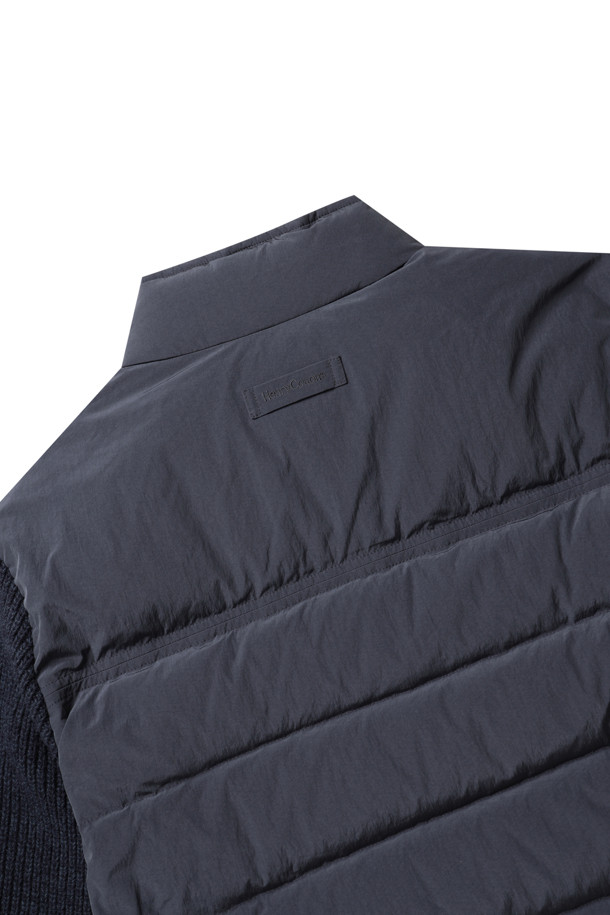 **[기획] 무어필드 다운 점퍼**는 가을, 겨울 시즌 일상과 여행 등 다양한 TPO에 활용하기 좋은 다운 점퍼입니다. 클래식한 디자인에 퀼팅 패턴이 돋보이며, 레귤러 핏으로 편안하게 착용할 수 있습니다. 두꺼운 두께감으로 뛰어난 보온성을 제공하며, 덕다운 충전재를 사용하여 가볍고 따뜻합니다. 소매 부분은 니트 배색과 방풍 안감으로, 넥 부분은 니트 배색으로 디자인되어 스타일리시함을 더했습니다. 방풍 기능까지 갖춰 추운 날씨에도 든든하게 몸을 보호해 줍니다.
