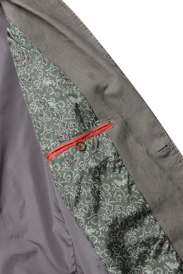 [기획] 코듀로이 재킷은 가을, 초겨울 시즌에 어울리는 클래식 스타일의 아우터입니다. 부드러운 내추럴 촉감의 코듀로이 소재로 제작되었으며, 레귤러 핏과 긴 소매 기장, 버튼 여밈 방식으로 편안한 착용감을 선사합니다. 피그먼트 컬러의 무지 디자인으로 다양한 룩에 활용하기 좋으며, 볼바이오 워싱 처리와 프린트 안감, 2개의 안주머니 디테일로 실용성을 더했습니다. 가을 나들이룩, 겨울 데일리룩에 클래식, 미니멀, 캐주얼 스타일로 연출해보세요. 블레이저 코트 타입의 레귤러 기장으로 세련된 분위기를 연출할 수 있습니다.
