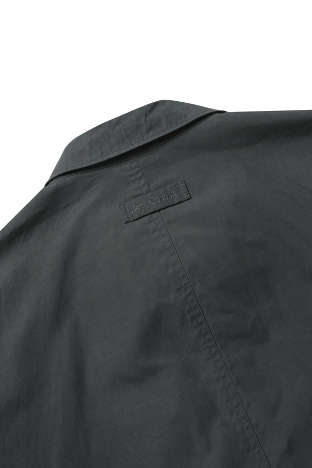 [기획] 왁스 코튼 점퍼는 일상에서 편안하게 착용하기 좋은 점퍼입니다. 가을에 어울리는 베이직 스타일의 숏 기장 점퍼로, 나일론, 폴리에스테르, 면 혼방의 부드러운 촉감이 특징입니다. 왁스 가공과 약피치가공으로 은은한 멋을 더했으며, 블랙 지퍼 디테일과 카라 안쪽 버튼 디테일이 디자인의 완성도를 높입니다. 가슴둘레 115cm로 제작되어 레귤러핏으로 편안하게 착용 가능하며, 캐주얼, 미니멀, 클래식 스타일을 모두 소화할 수 있습니다. 동네 마실룩이나 가을 나들이룩에 적합한 활용도 높은 아이템입니다.
