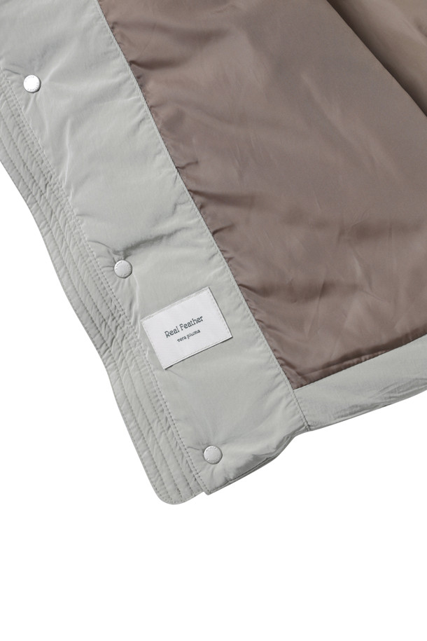 무어필드 다운 점퍼는 가을과 겨울철, 일상, 출근, 산책 등 다양한 TPO에 활용하기 좋은 남성용 다운 점퍼입니다. 클래식, 미니멀, 캐주얼 스타일을 아우르며, 퀼팅 패턴과 숏 기장으로 세련된 디자인을 자랑합니다. 방풍 및 보온 기능이 뛰어나 추운 날씨에도 따뜻함을 유지하며, 덕다운 충전재와 소매 니트 배색, 소매 방풍 안감, 내구성이 강한 폴리 원단으로 제작되어 편안한 착용감을 제공합니다. 레귤러핏, 집업 스타일로 편안하게 착용 가능하며, 그레이 컬러로 어떤 옷에도 쉽게 매치할 수 있습니다. 울과 폴리에스테르를 혼방한 두꺼운 소재로 제작되어 보온성을 높였습니다.
