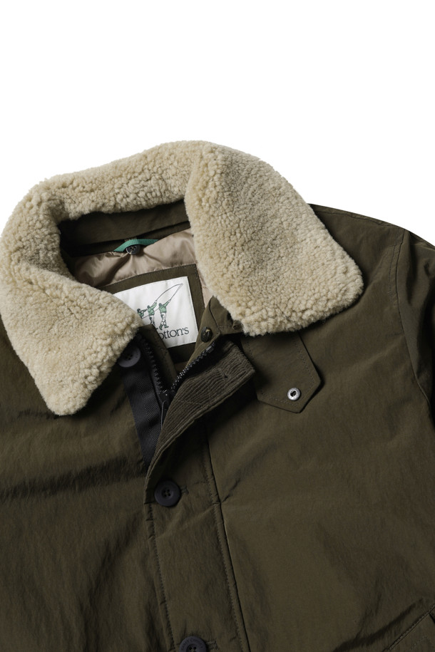 [기획] 스핏파이어 왁스 코팅 덕다운 점퍼는 톤 다운된 카키 컬러의 남성용 덕다운 점퍼입니다. 왁스 코팅으로 빈티지한 무드를 더하고, 방수 및 발수 기능으로 겨울철에도 쾌적하게 착용 가능합니다. 탈착 가능한 리얼 퍼(Fur) 디테일로 보온성을 높였으며, 립스탑 원단과 경량 설계로 내구성을 강화했습니다. 힙선을 덮는 기장과 레귤러 핏으로 겨울 데일리룩, 캐주얼, 클래식, 워크웨어 등 다양한 스타일에 활용하기 좋습니다. 두꺼운 두께감과 하드한 촉감으로, 추운 날씨에도 따뜻하게 몸을 보호해줍니다.
