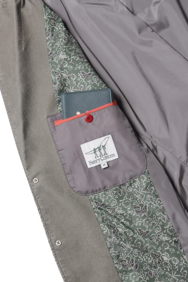 [기획] 코듀로이 재킷은 가을, 초겨울 시즌에 어울리는 클래식 스타일의 아우터입니다. 부드러운 내추럴 촉감의 코듀로이 소재로 제작되었으며, 레귤러 핏과 긴 소매 기장, 버튼 여밈 방식으로 편안한 착용감을 선사합니다. 피그먼트 컬러의 무지 디자인으로 다양한 룩에 활용하기 좋으며, 볼바이오 워싱 처리와 프린트 안감, 2개의 안주머니 디테일로 실용성을 더했습니다. 가을 나들이룩, 겨울 데일리룩에 클래식, 미니멀, 캐주얼 스타일로 연출해보세요. 블레이저 코트 타입의 레귤러 기장으로 세련된 분위기를 연출할 수 있습니다.
