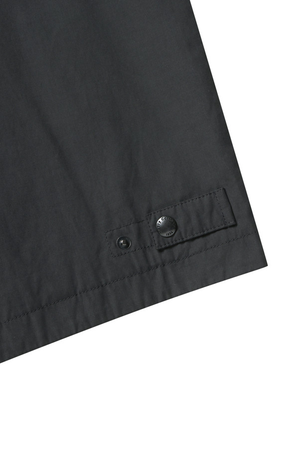 [기획] 왁스 코튼 점퍼는 일상에서 편안하게 착용하기 좋은 점퍼입니다. 가을에 어울리는 베이직 스타일의 숏 기장 점퍼로, 나일론, 폴리에스테르, 면 혼방의 부드러운 촉감이 특징입니다. 왁스 가공과 약피치가공으로 은은한 멋을 더했으며, 블랙 지퍼 디테일과 카라 안쪽 버튼 디테일이 디자인의 완성도를 높입니다. 가슴둘레 115cm로 제작되어 레귤러핏으로 편안하게 착용 가능하며, 캐주얼, 미니멀, 클래식 스타일을 모두 소화할 수 있습니다. 동네 마실룩이나 가을 나들이룩에 적합한 활용도 높은 아이템입니다.
