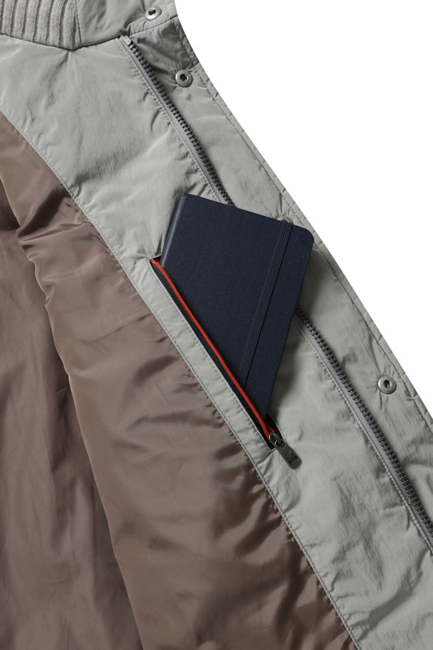 무어필드 다운 점퍼는 가을과 겨울철, 일상, 출근, 산책 등 다양한 TPO에 활용하기 좋은 남성용 다운 점퍼입니다. 클래식, 미니멀, 캐주얼 스타일을 아우르며, 퀼팅 패턴과 숏 기장으로 세련된 디자인을 자랑합니다. 방풍 및 보온 기능이 뛰어나 추운 날씨에도 따뜻함을 유지하며, 덕다운 충전재와 소매 니트 배색, 소매 방풍 안감, 내구성이 강한 폴리 원단으로 제작되어 편안한 착용감을 제공합니다. 레귤러핏, 집업 스타일로 편안하게 착용 가능하며, 그레이 컬러로 어떤 옷에도 쉽게 매치할 수 있습니다. 울과 폴리에스테르를 혼방한 두꺼운 소재로 제작되어 보온성을 높였습니다.
