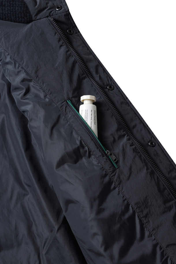 **[기획] 무어필드 다운 점퍼**는 가을, 겨울 시즌 일상과 여행 등 다양한 TPO에 활용하기 좋은 다운 점퍼입니다. 클래식한 디자인에 퀼팅 패턴이 돋보이며, 레귤러 핏으로 편안하게 착용할 수 있습니다. 두꺼운 두께감으로 뛰어난 보온성을 제공하며, 덕다운 충전재를 사용하여 가볍고 따뜻합니다. 소매 부분은 니트 배색과 방풍 안감으로, 넥 부분은 니트 배색으로 디자인되어 스타일리시함을 더했습니다. 방풍 기능까지 갖춰 추운 날씨에도 든든하게 몸을 보호해 줍니다.
