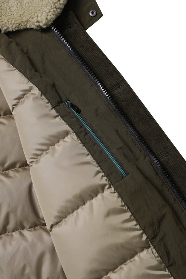 [기획] 스핏파이어 왁스 코팅 덕다운 점퍼는 톤 다운된 카키 컬러의 남성용 덕다운 점퍼입니다. 왁스 코팅으로 빈티지한 무드를 더하고, 방수 및 발수 기능으로 겨울철에도 쾌적하게 착용 가능합니다. 탈착 가능한 리얼 퍼(Fur) 디테일로 보온성을 높였으며, 립스탑 원단과 경량 설계로 내구성을 강화했습니다. 힙선을 덮는 기장과 레귤러 핏으로 겨울 데일리룩, 캐주얼, 클래식, 워크웨어 등 다양한 스타일에 활용하기 좋습니다. 두꺼운 두께감과 하드한 촉감으로, 추운 날씨에도 따뜻하게 몸을 보호해줍니다.
